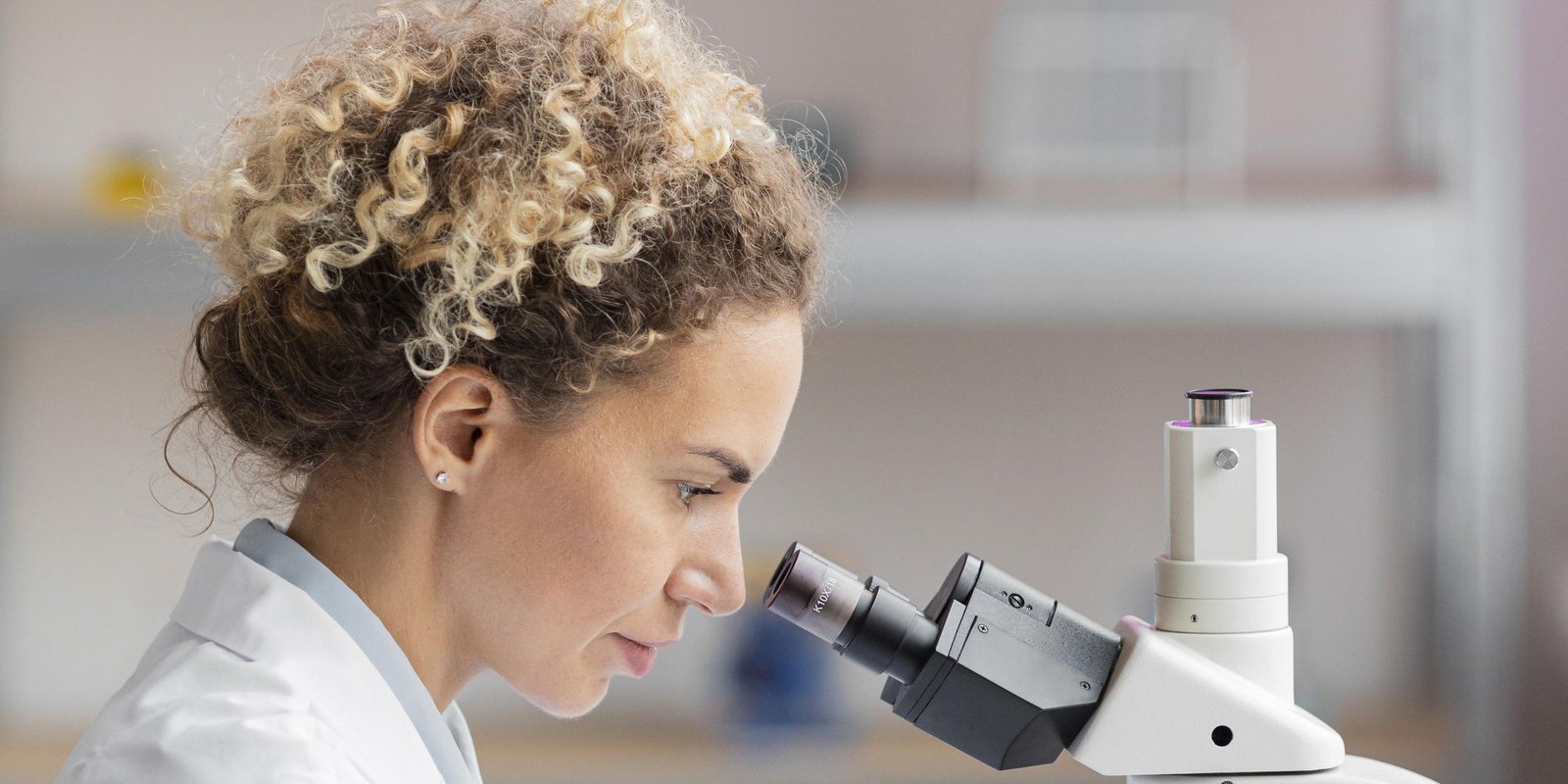 Analista de laboratorio BRISA observando una muestra en el microscopio